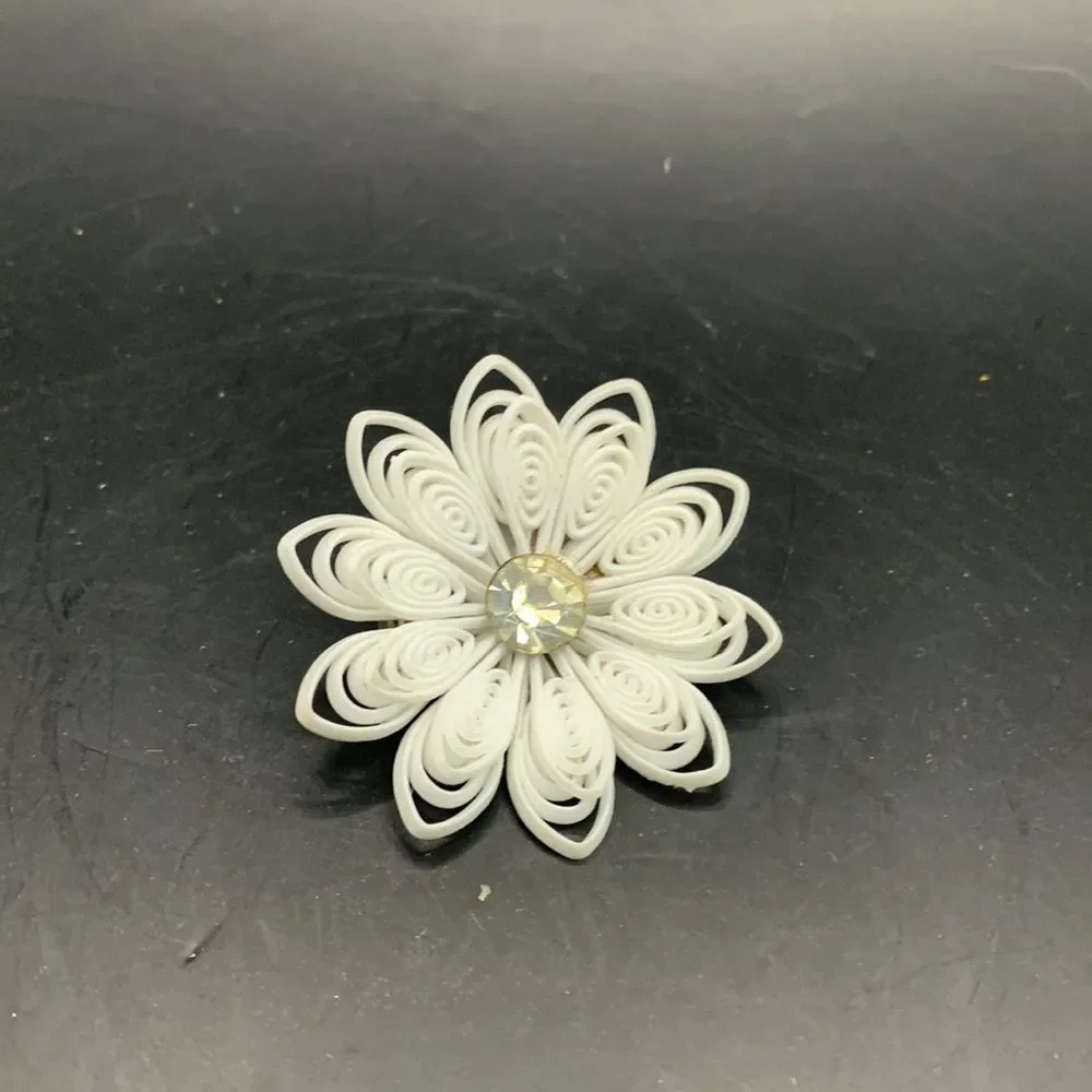 Vintage Plastic Daisy Pin